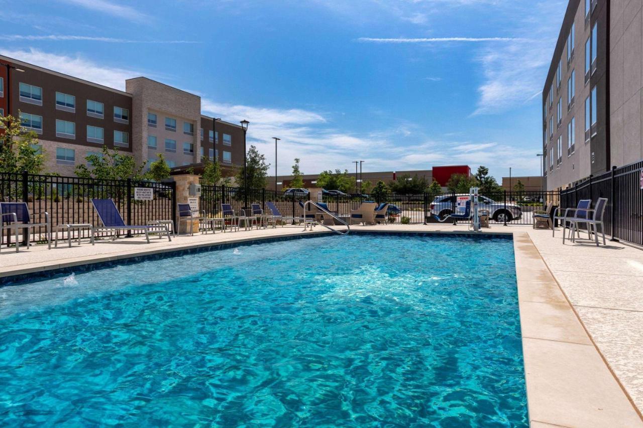 La Quinta Inn & Suites By Wyndham Pflugerville Exterior photo