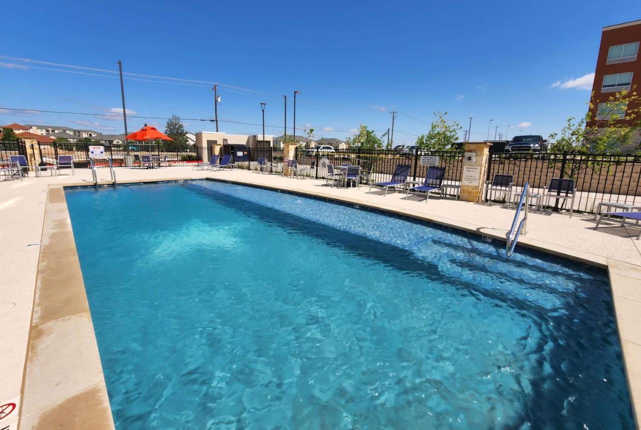 La Quinta Inn & Suites By Wyndham Pflugerville Exterior photo